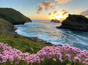 Polrunny Farm Sloe Cottage with a sea view